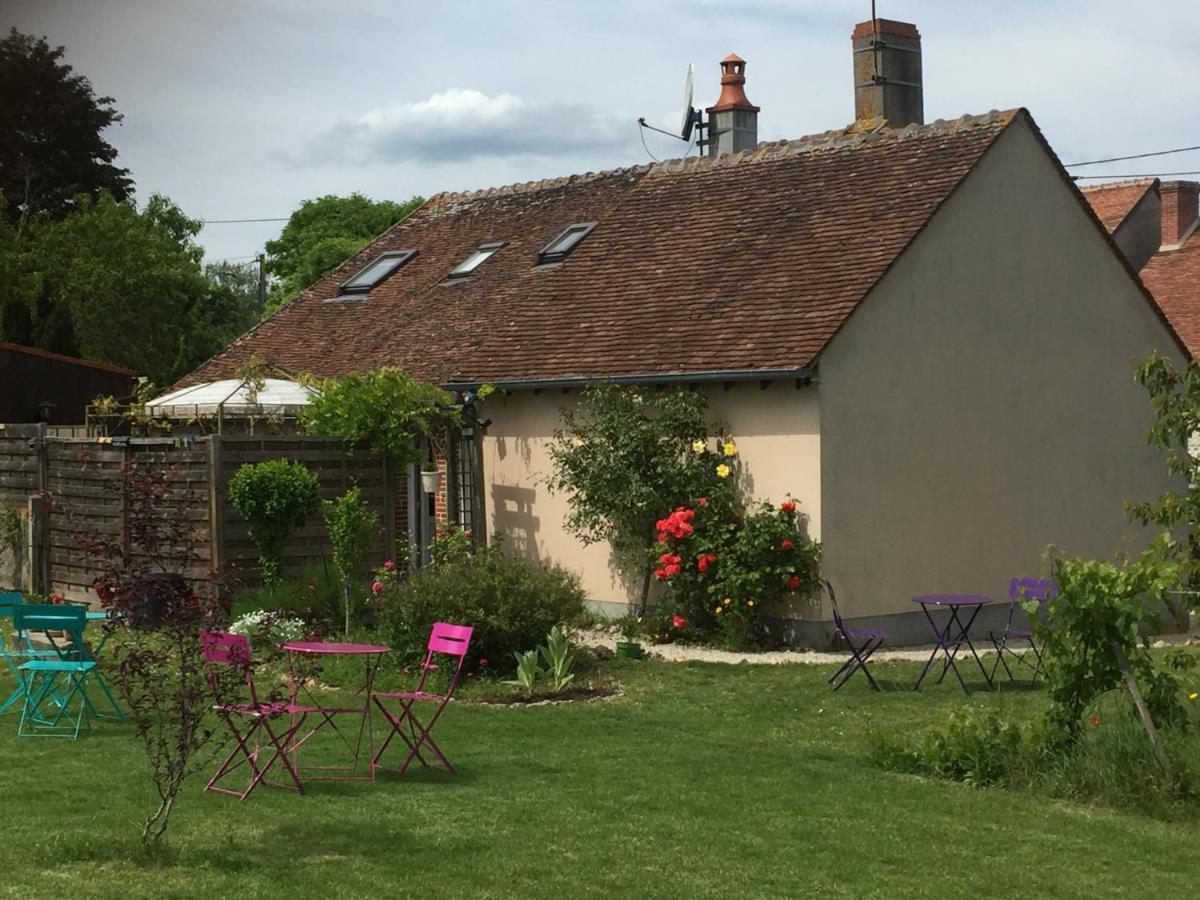 Chantilly ,Petit Dejeuner Et Table D'Hotes Possible Noyers Kültér fotó