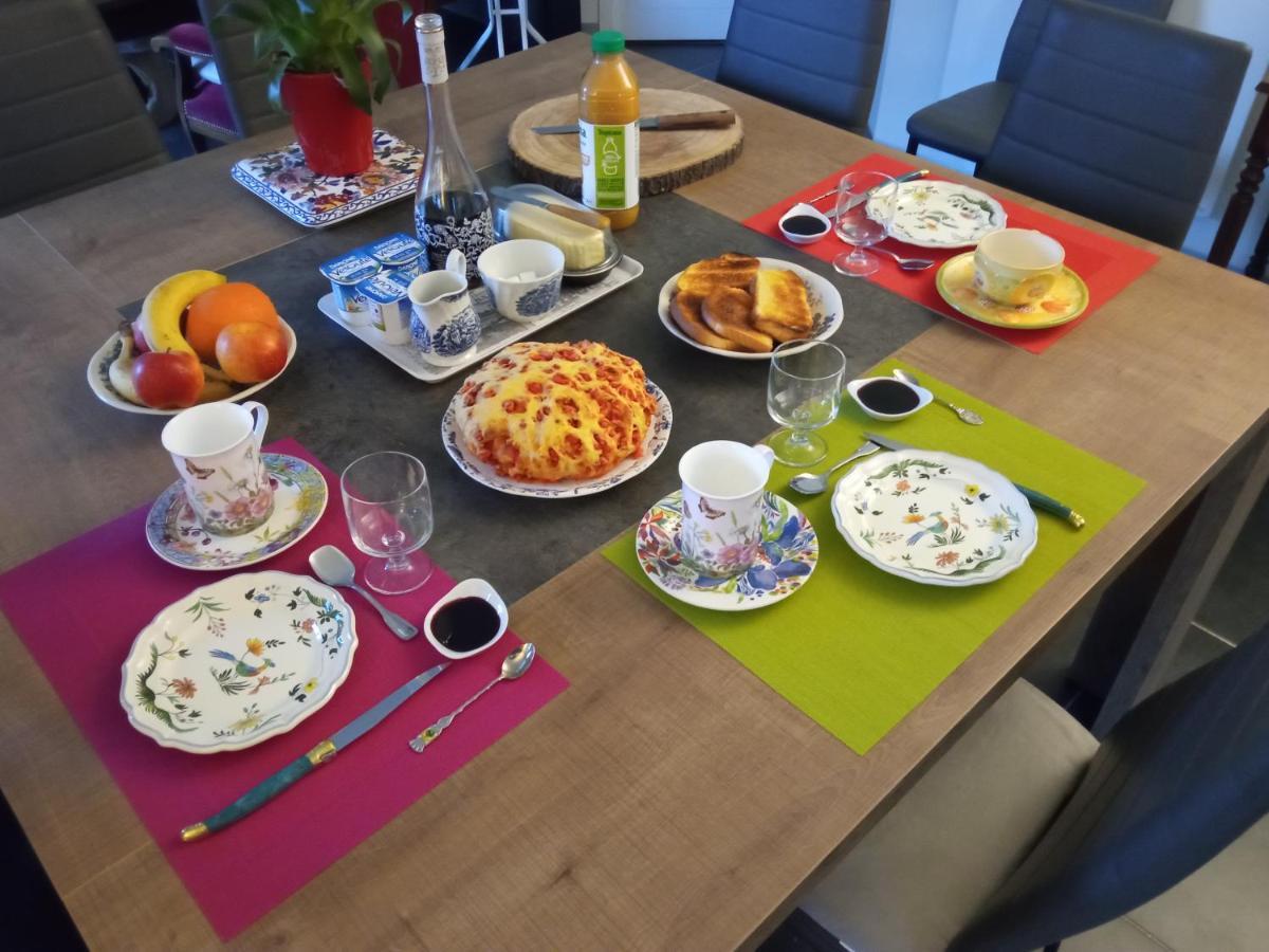 Chantilly ,Petit Dejeuner Et Table D'Hotes Possible Noyers Kültér fotó