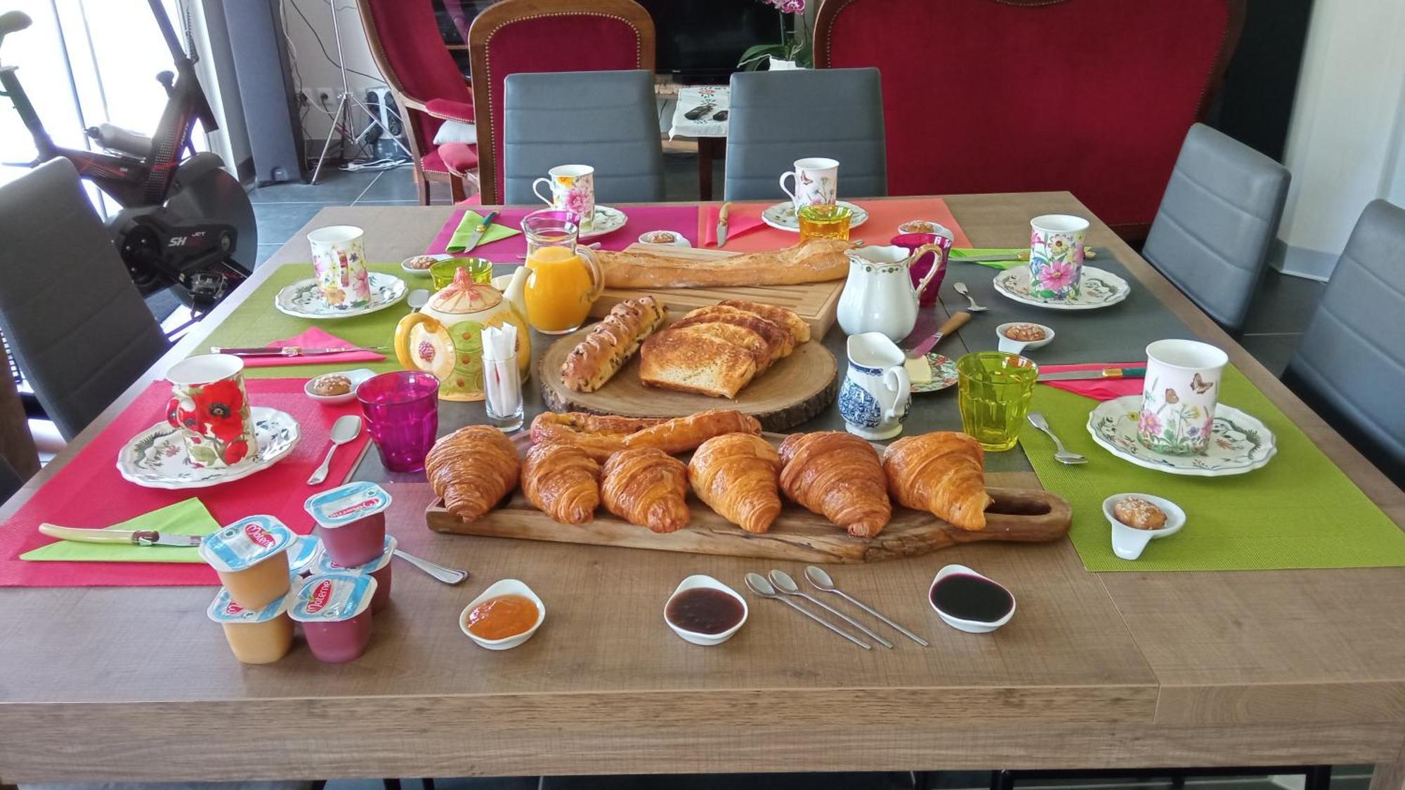 Chantilly ,Petit Dejeuner Et Table D'Hotes Possible Noyers Kültér fotó