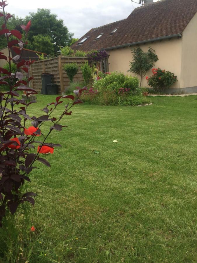 Chantilly ,Petit Dejeuner Et Table D'Hotes Possible Noyers Kültér fotó